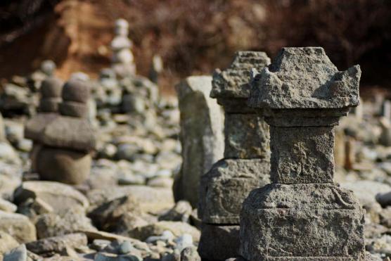 日島の石塔群©KAMIGOTO