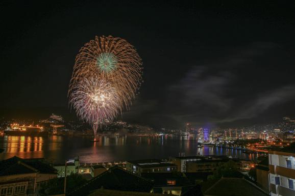 グラバー園から見る長崎港と花火