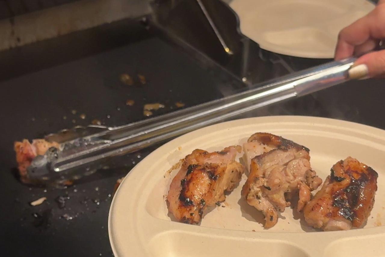 デラックスなグランピング料理をかこむ幸せなひととき-1