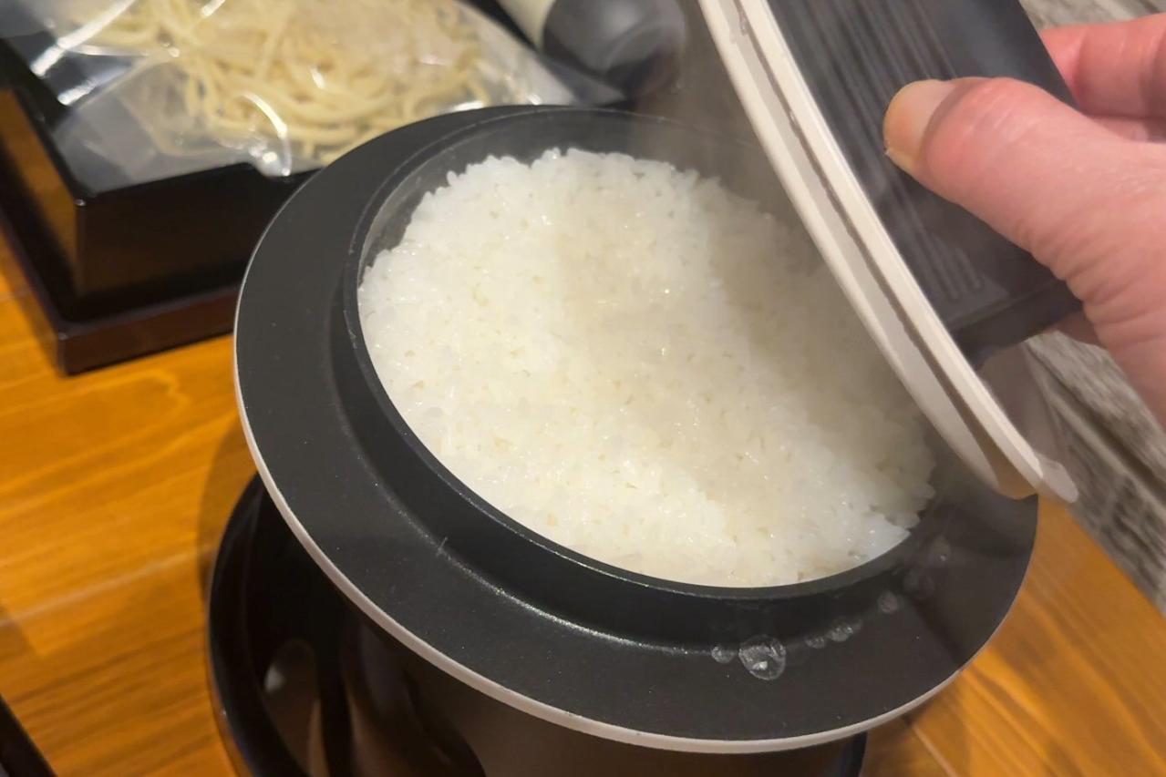 デラックスなグランピング料理をかこむ幸せなひととき-2