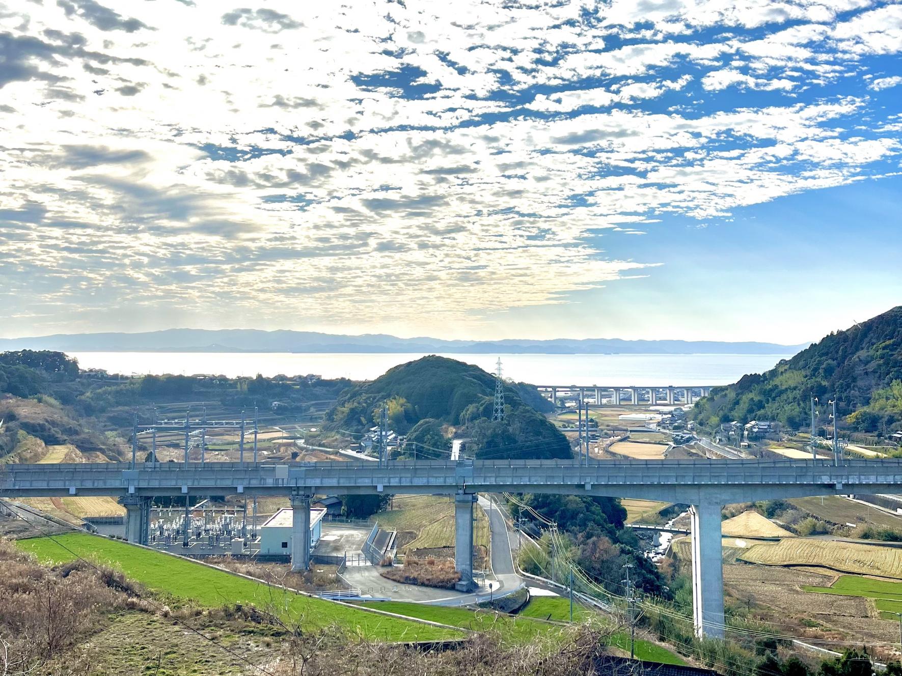西九州新幹線かもめが見れる「緑道豊穣の碑　展望所」-0