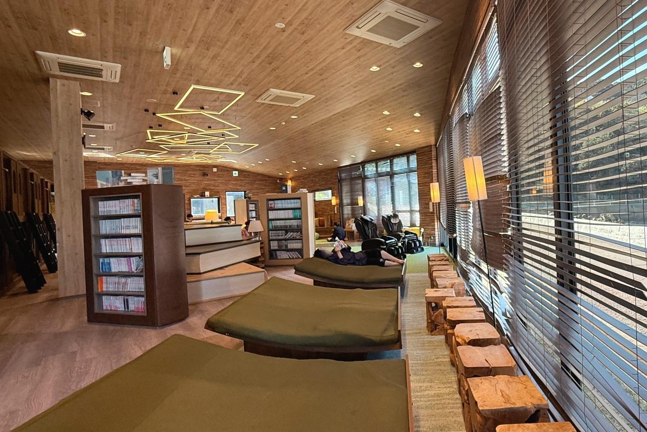 1万冊の本が並ぶリラックスルーム　【BOOK＆岩盤TERRACE】-1