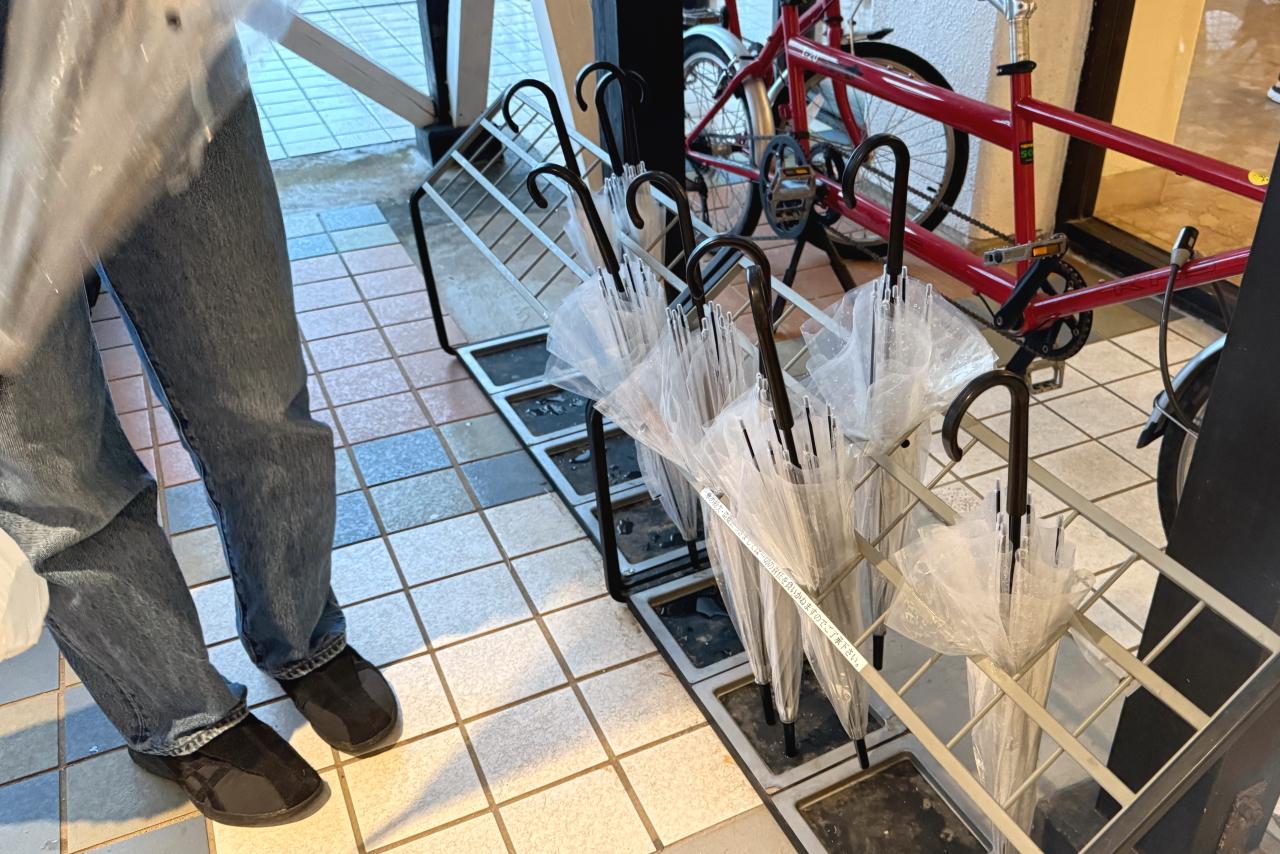 雨の日の移動もラクラクな　【置き傘システム】-0