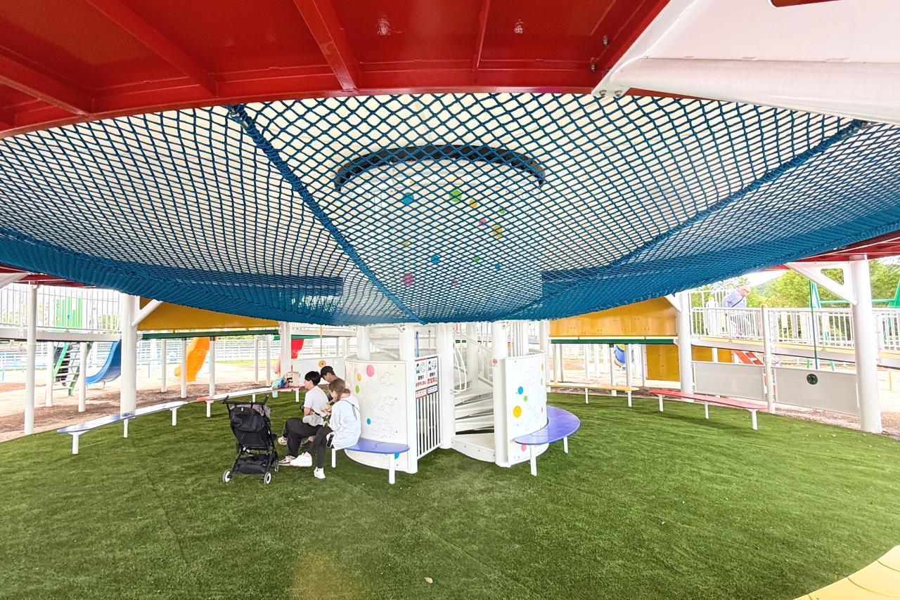 【１階部分】人工芝と見守りベンチがあります-0