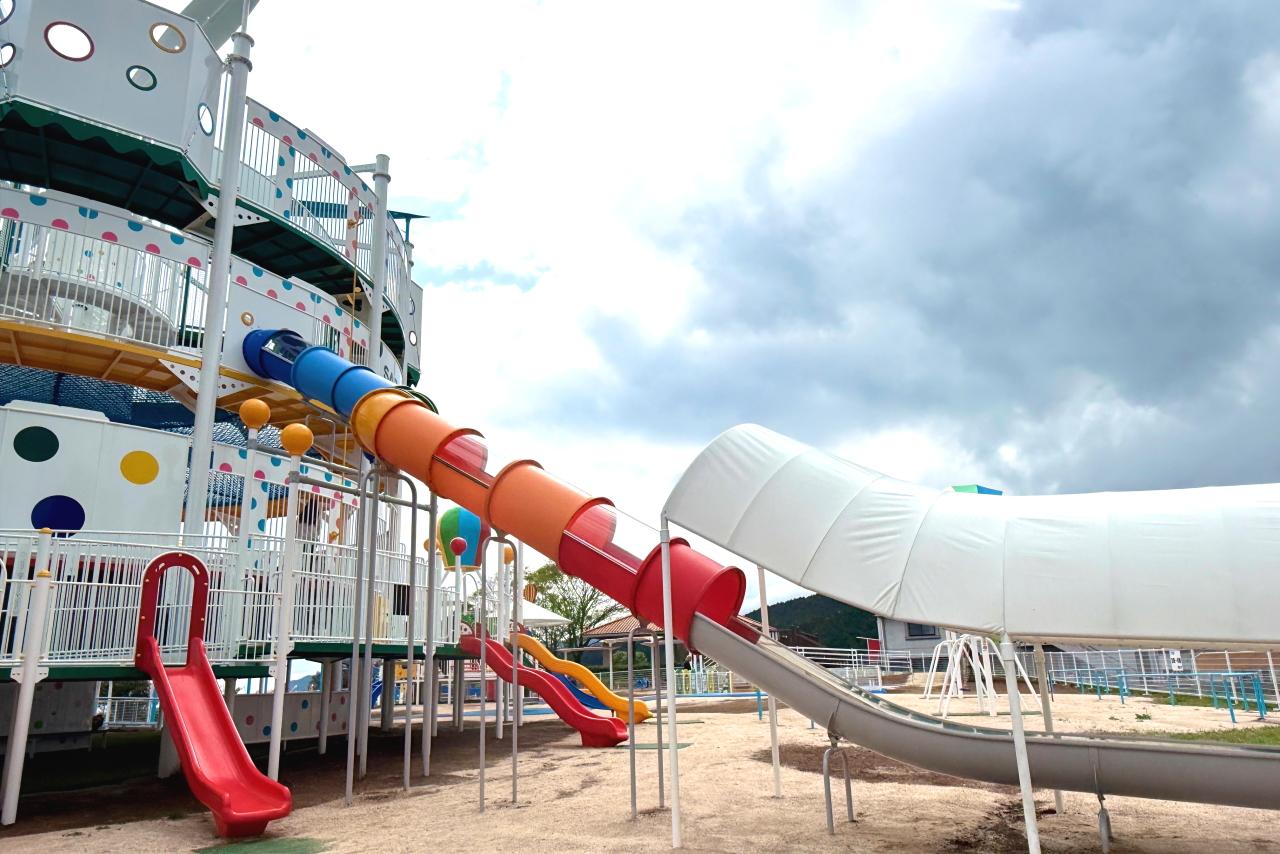 ３階部分から、色鮮やかなチューブスライダーで降りてみよう-0