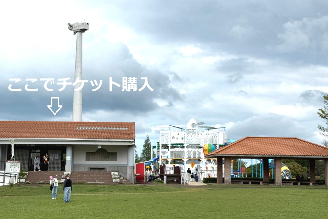 チケットは、入口左の事務所で購入-0