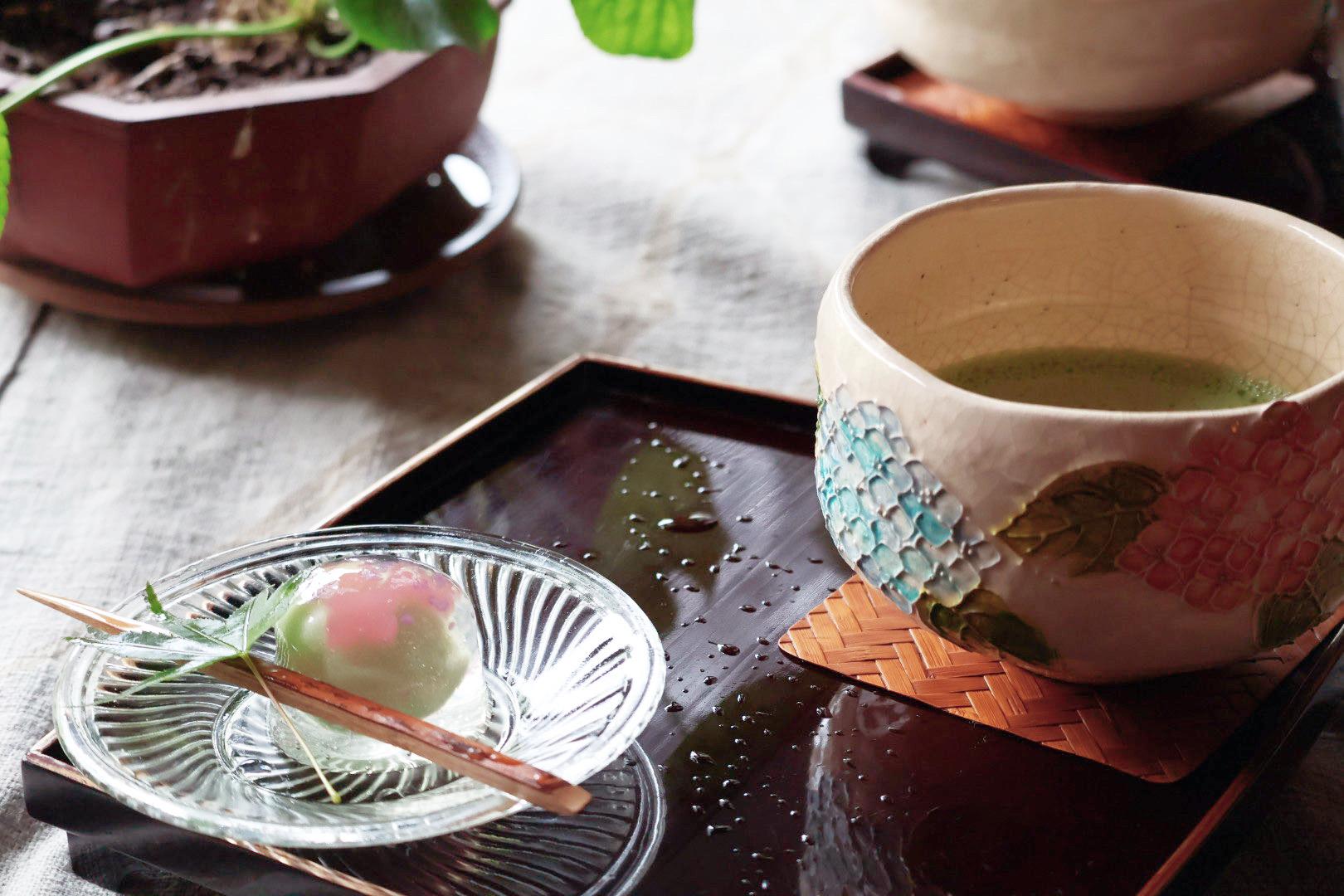 お茶席でお抹茶と紫陽花季限定の主菓子を-0