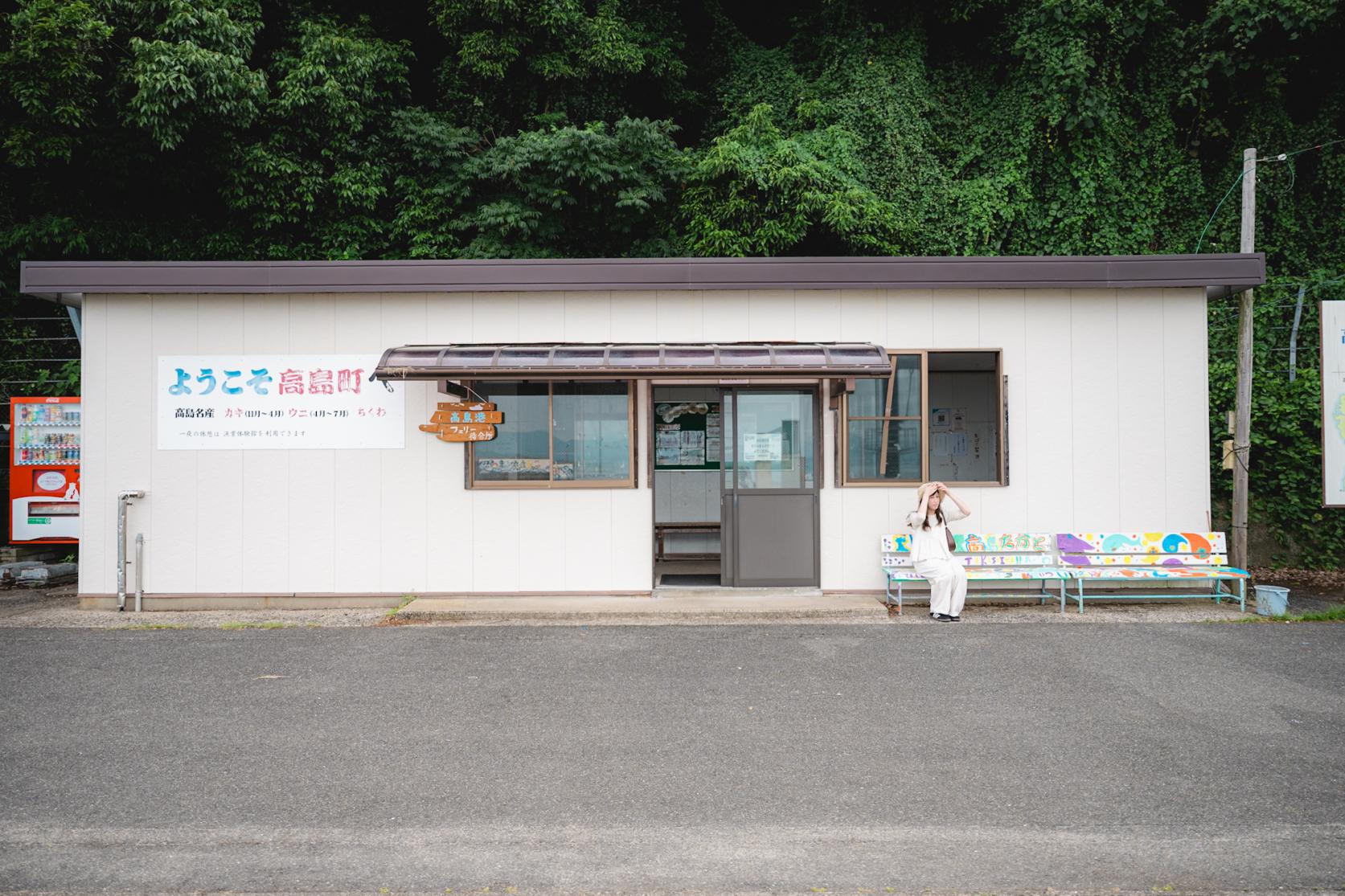 ２．壁のアートにも注目！思わず座りたくなるカラフルなベンチ-2