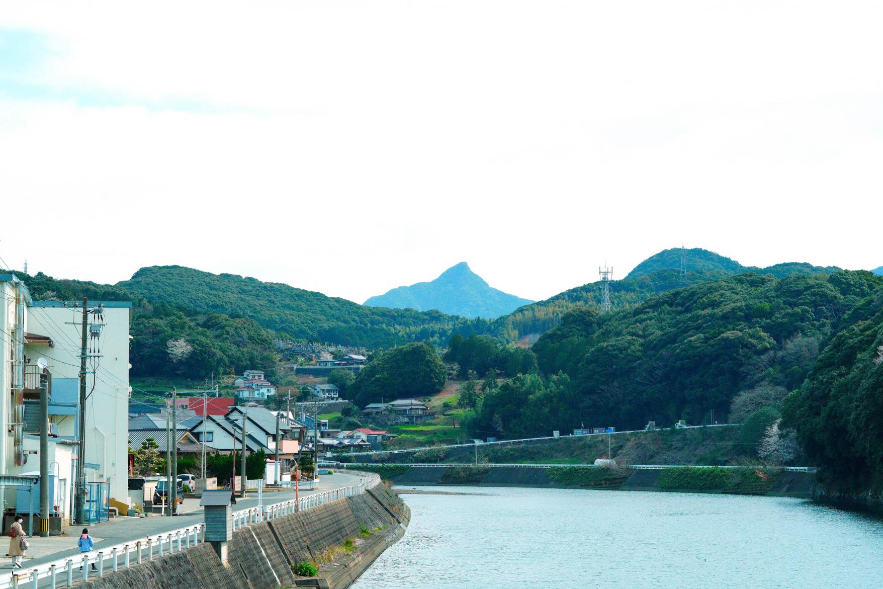 役場前の橋から眺める九州のマッターホルン「虚空蔵山」-0