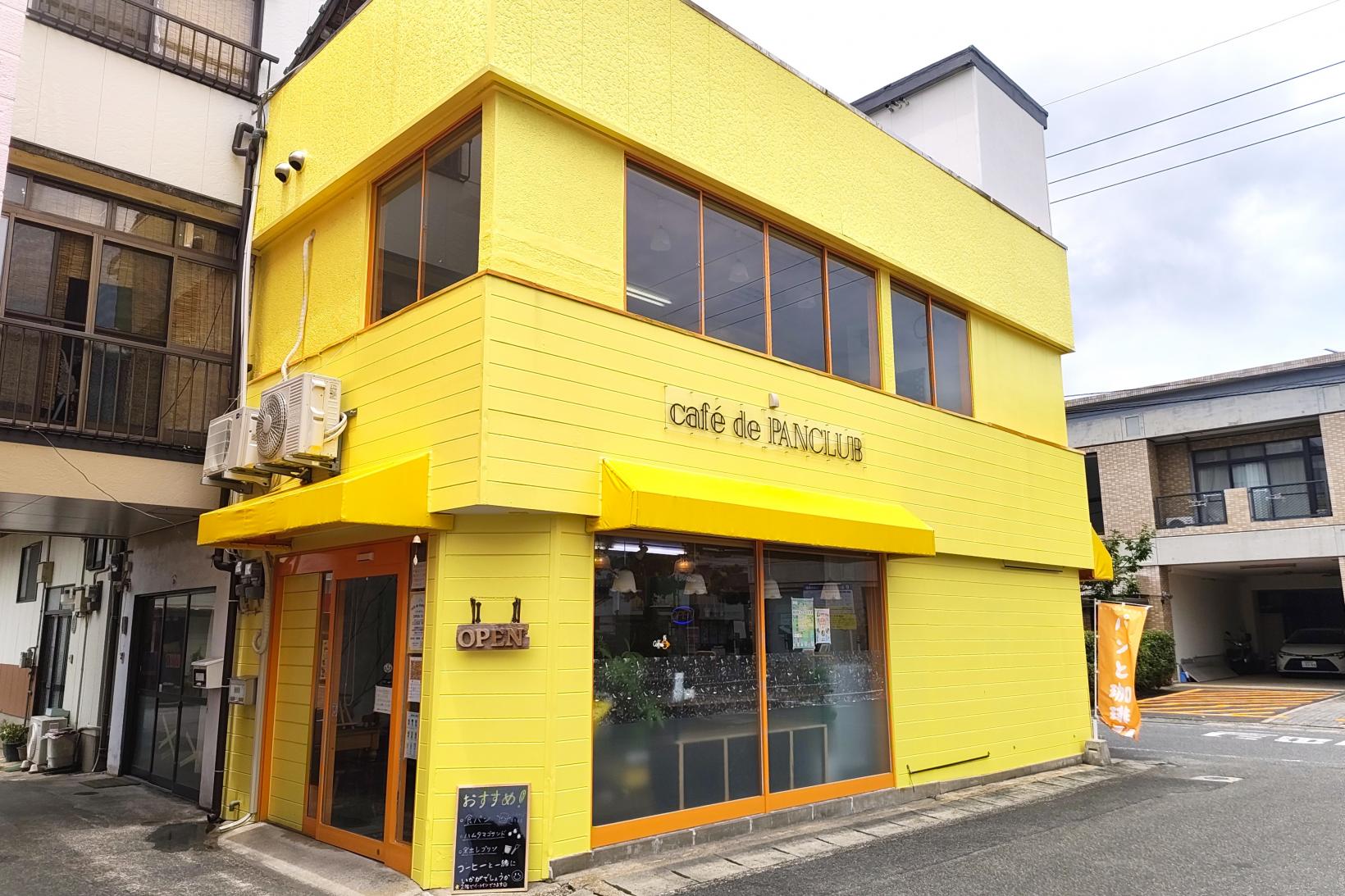 黄色い建物が目を引くパン屋さん「cafe de PANCLUB」-0