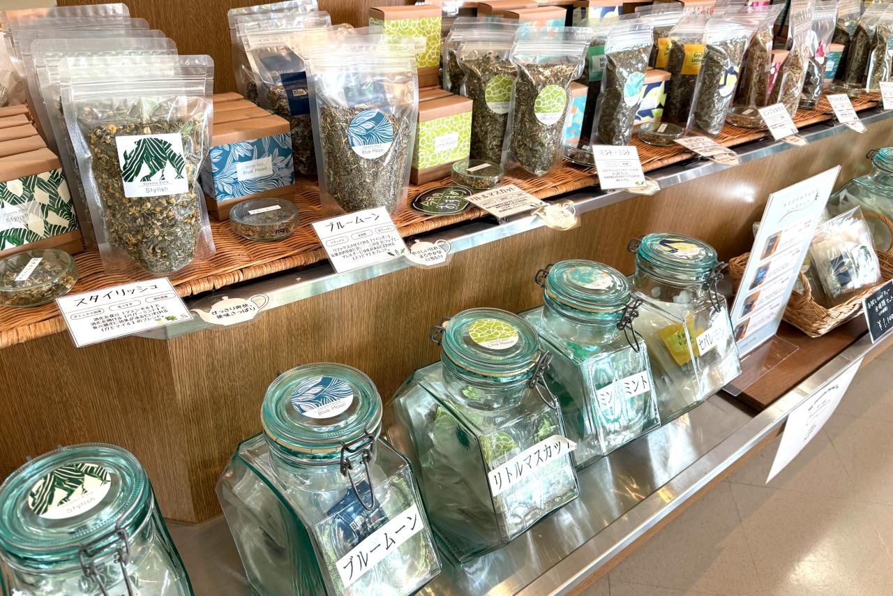 香りの館には、各種ハーブティーがズラリ！-1