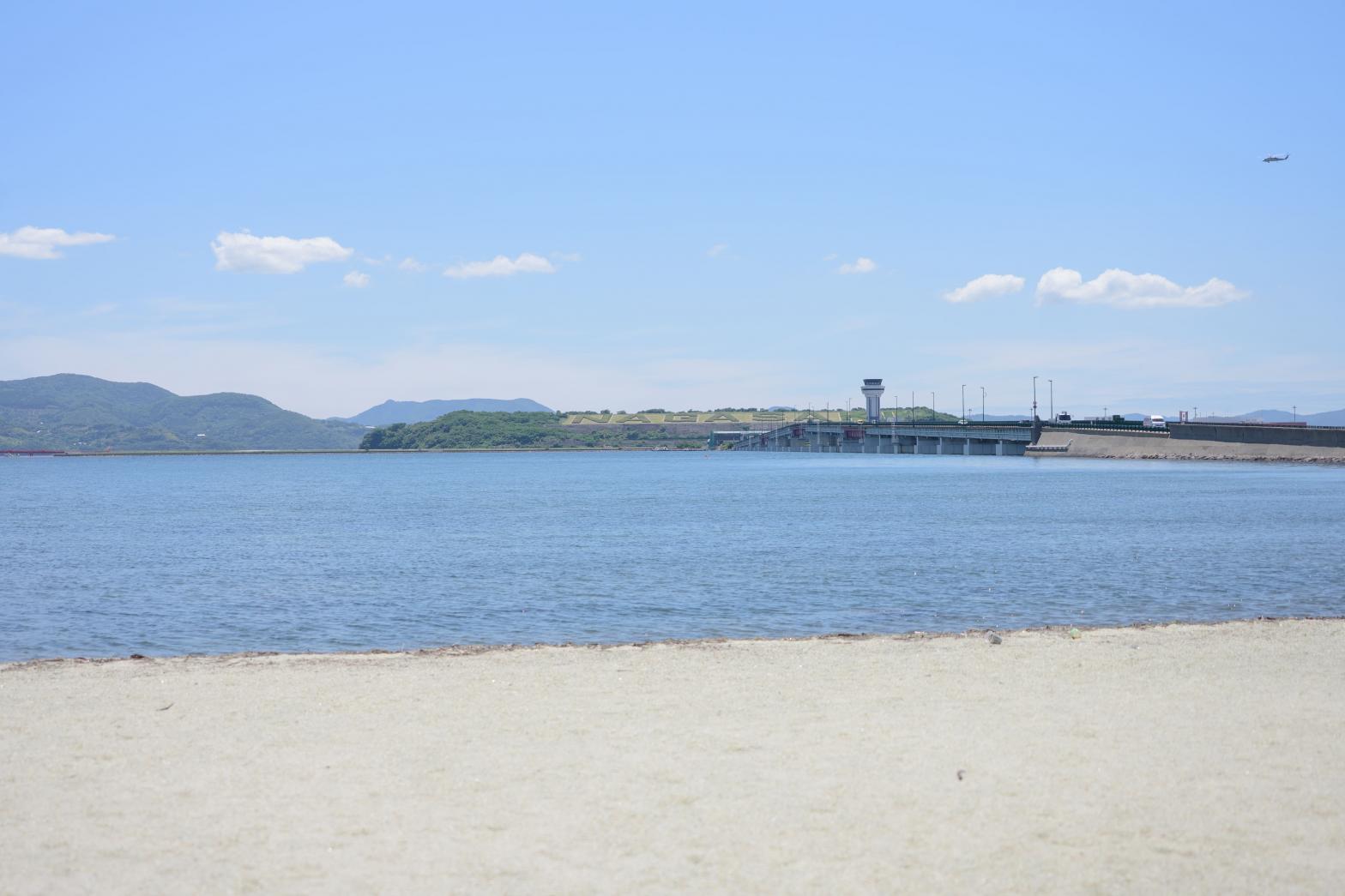 キラキラ輝く「ガラスの砂浜」で、最後のフォトタイム-0