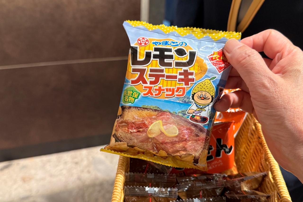 ラウンジ内にガチャガチャを発見！-3