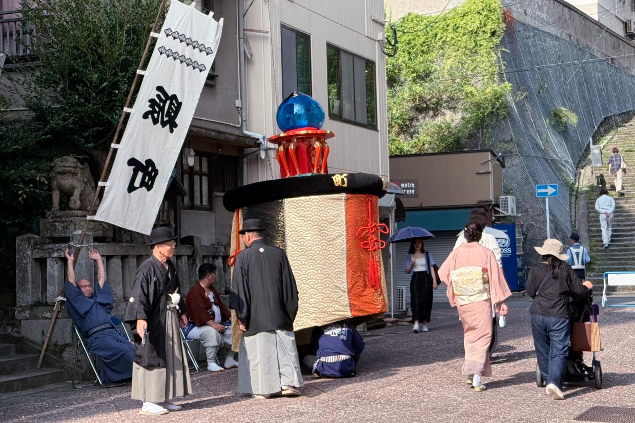 通りのあちこちに演し物が…街全体がステージ！-1