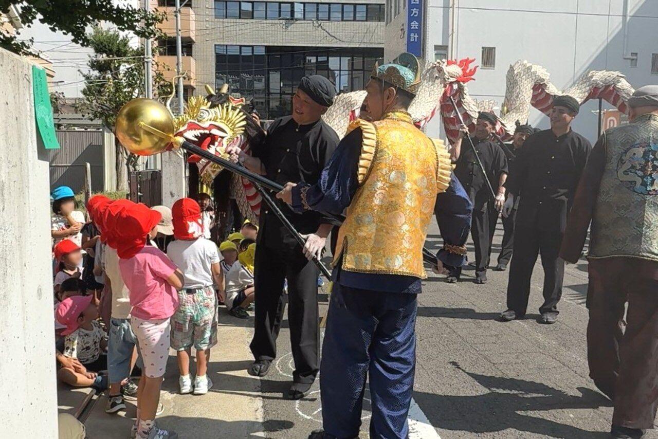 龍が幼稚園に！子供たちも大喜び！-1