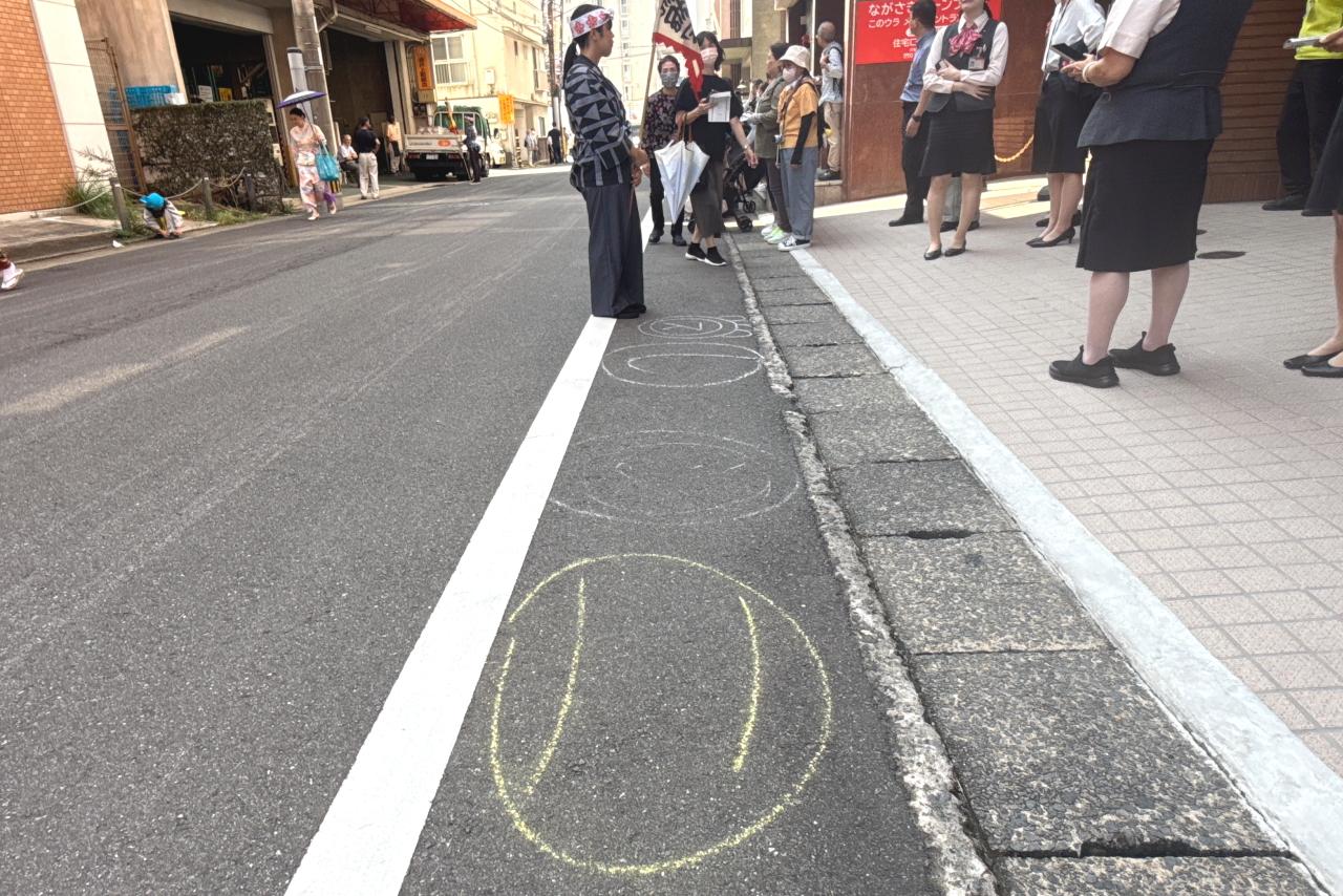 風情を感じる店先のチョーク跡-0