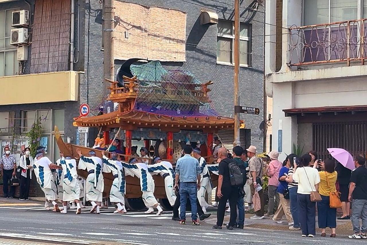 風情を感じる店先のチョーク跡-2