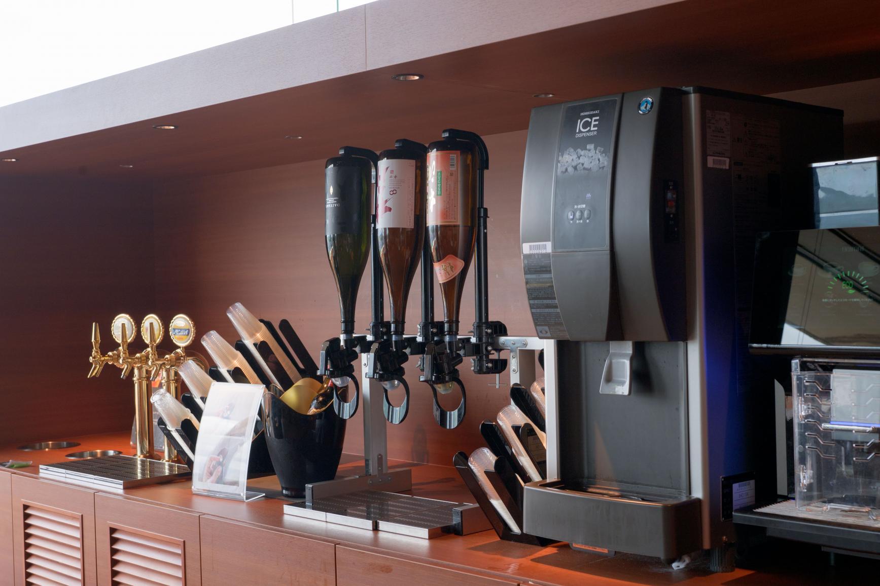 まずはプレミアムラウンジで乾杯！-1