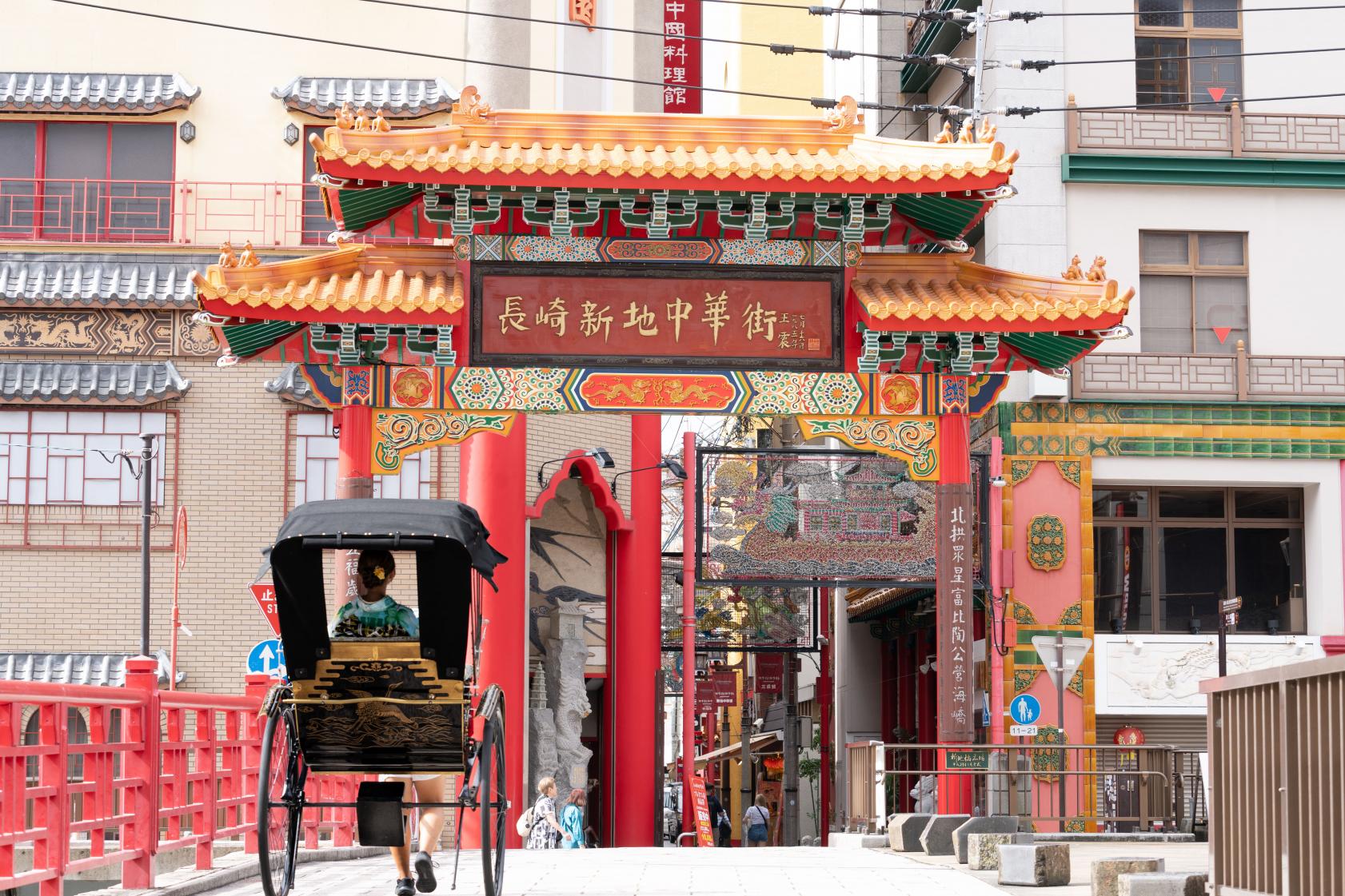 長崎新地中華街で、朱色の門と着物を一枚に-0