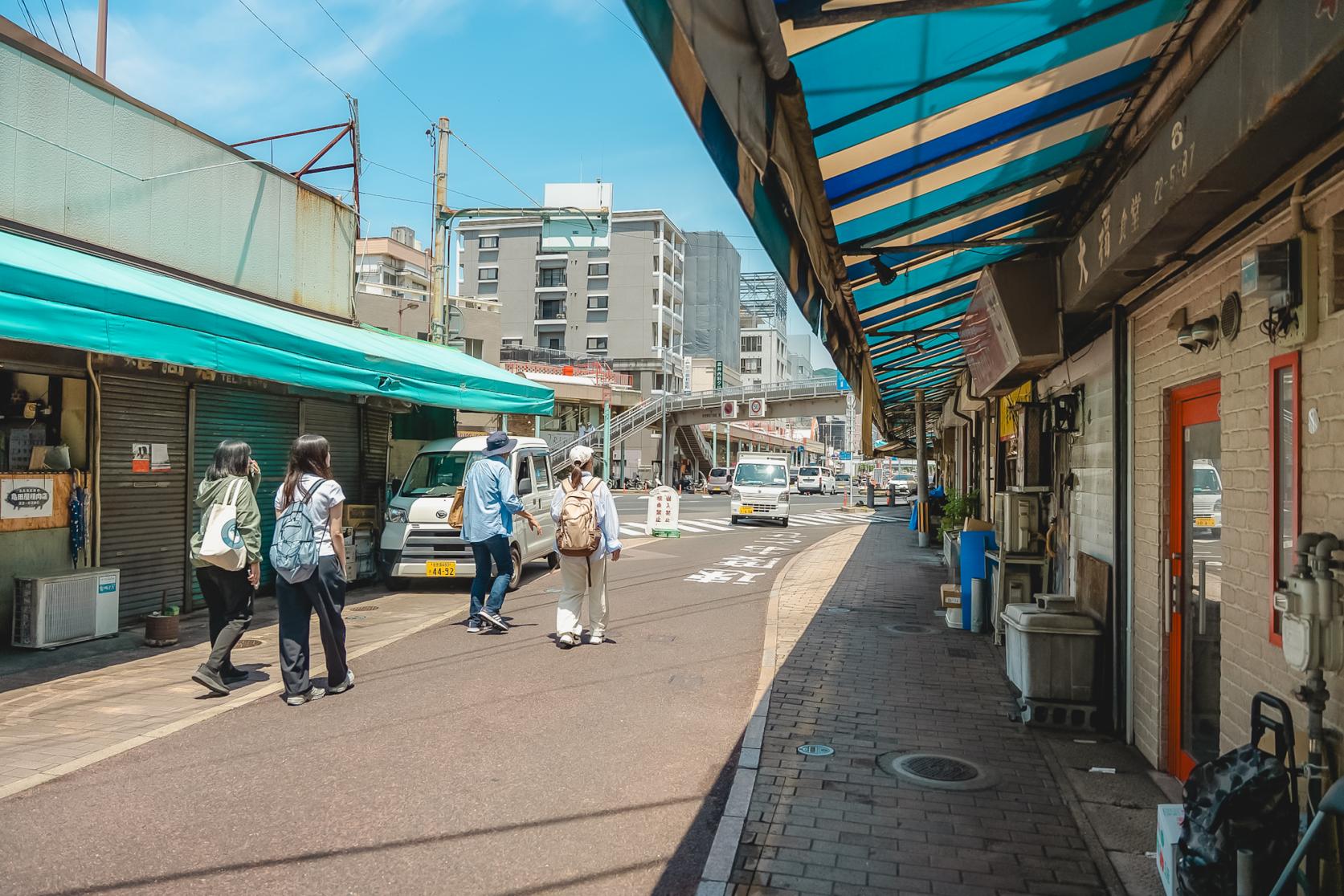 2．日本遺産の歴史と防空壕店舗が残る！佐世保の台所「戸尾市場」-0