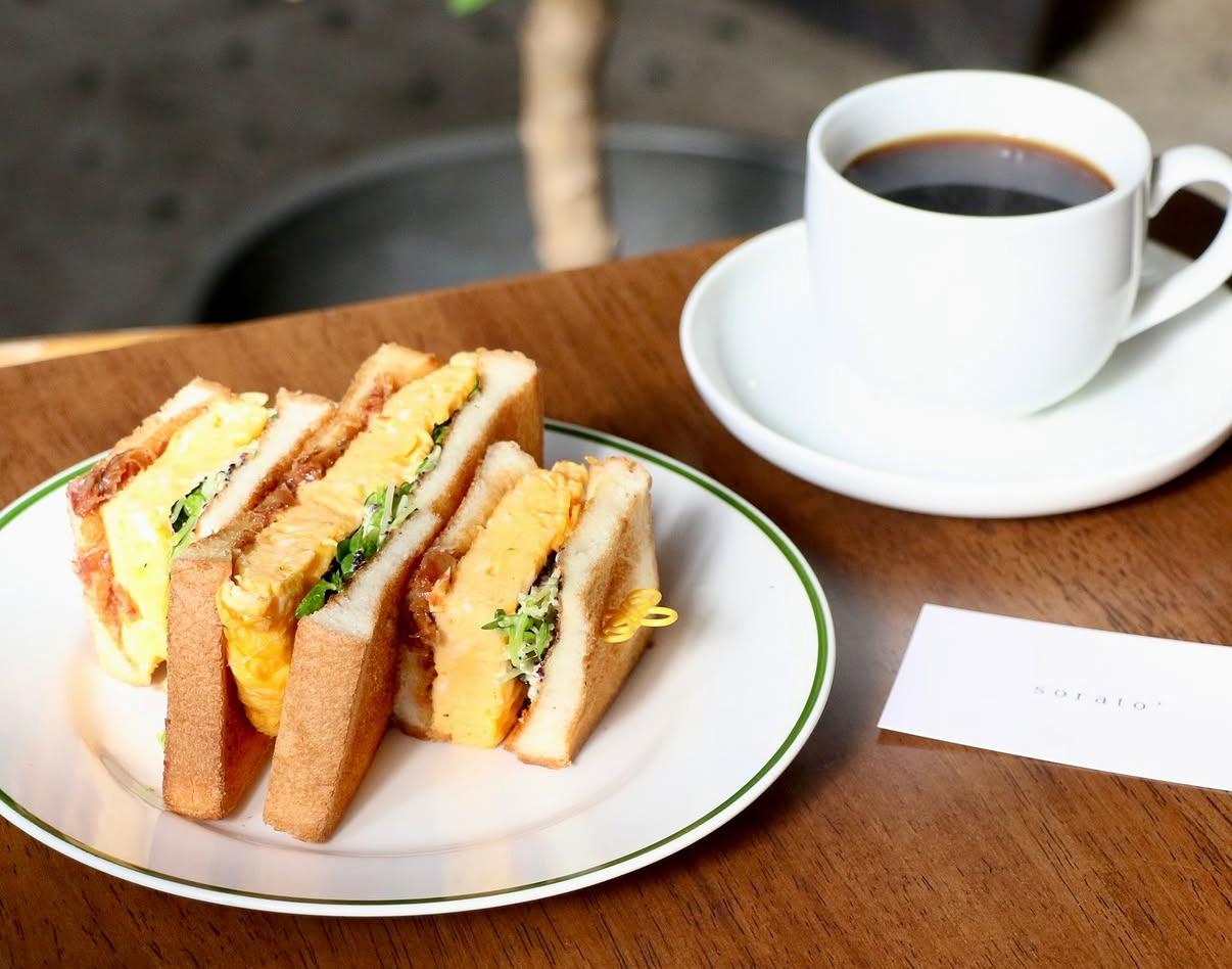 鳥居の下のおしゃれカフェでほっとひと息-0