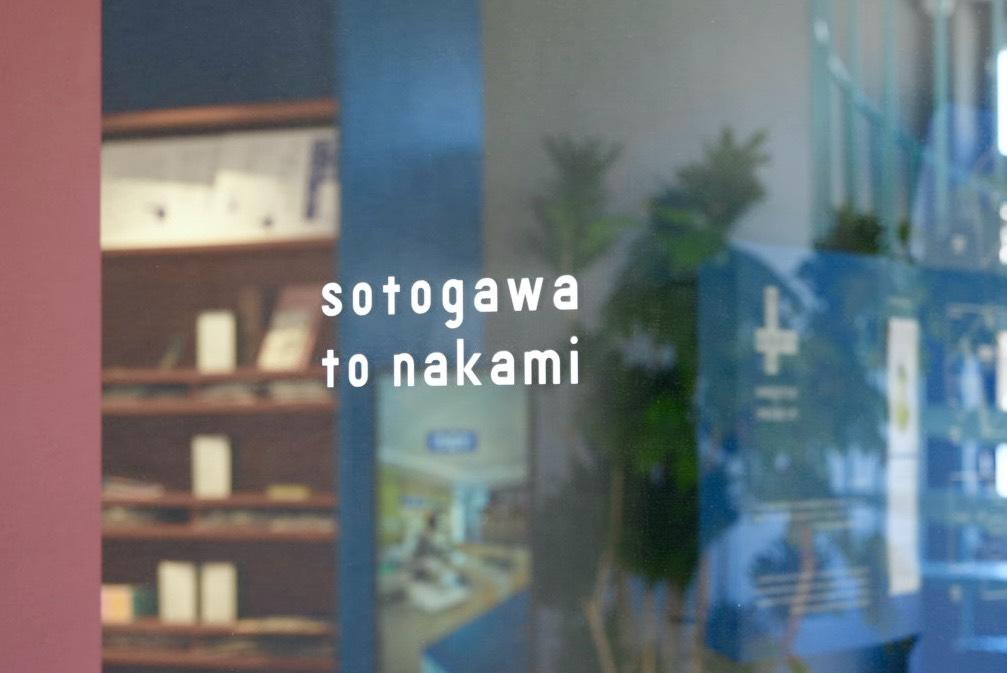 青い看板が目印のお店-3
