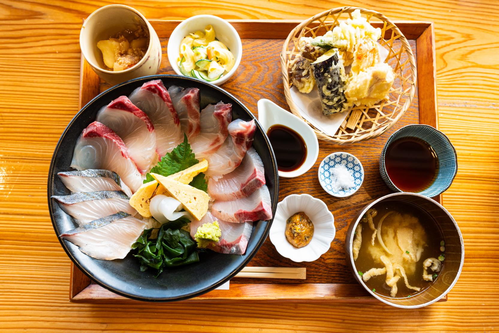 日替わりの新鮮魚介が盛りだくさん-0