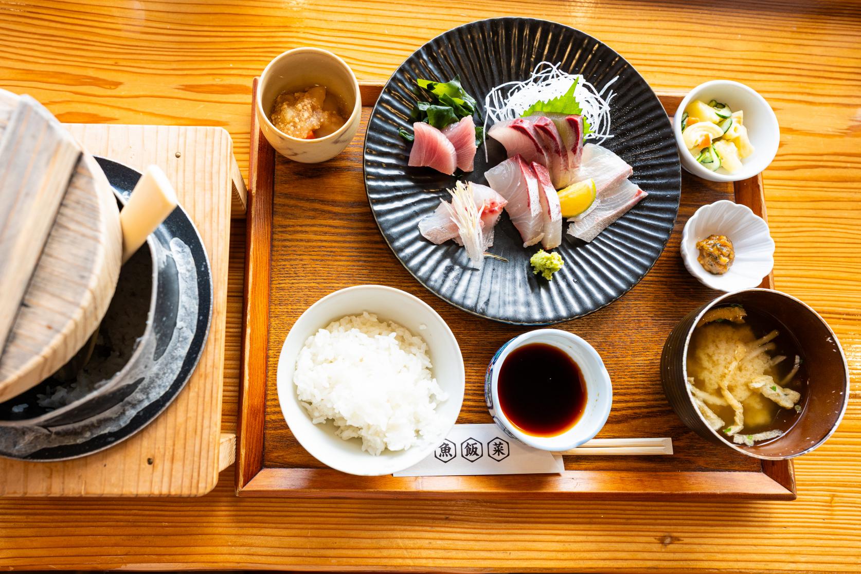 日替わりの新鮮魚介が盛りだくさん-1