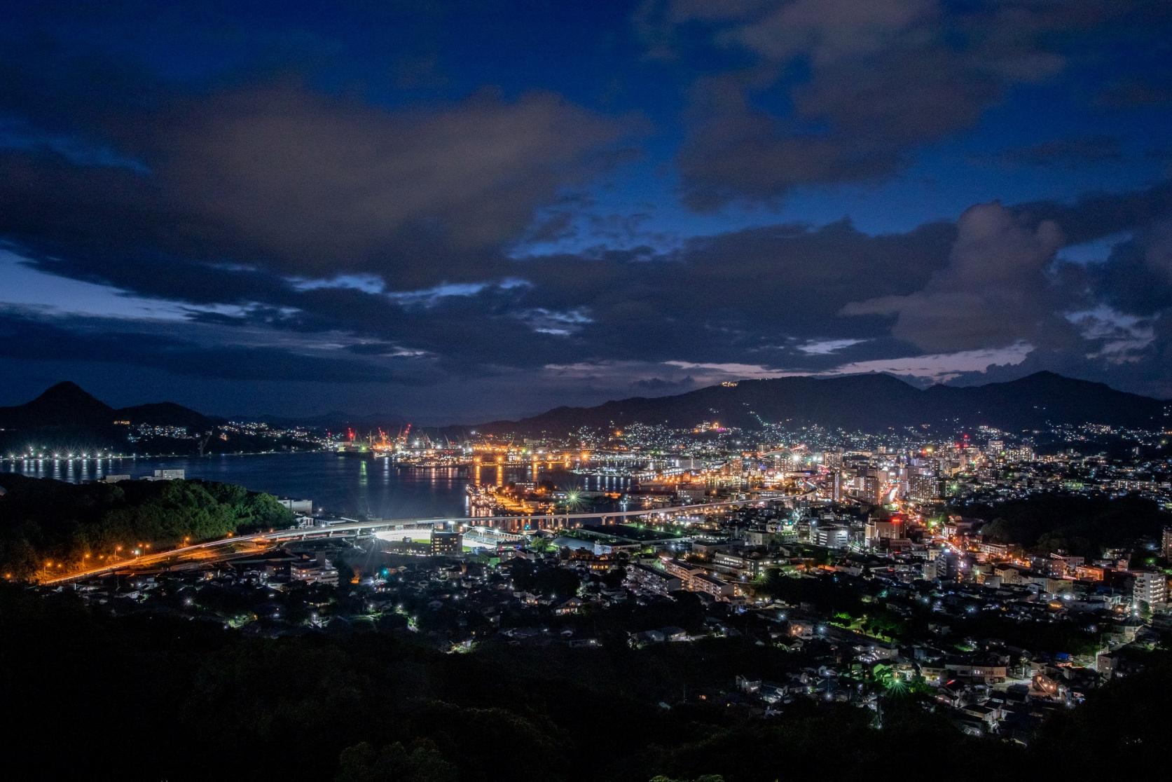 佐世保港のオレンジ色が光る夜景を楽しめる「天神山公園」-0