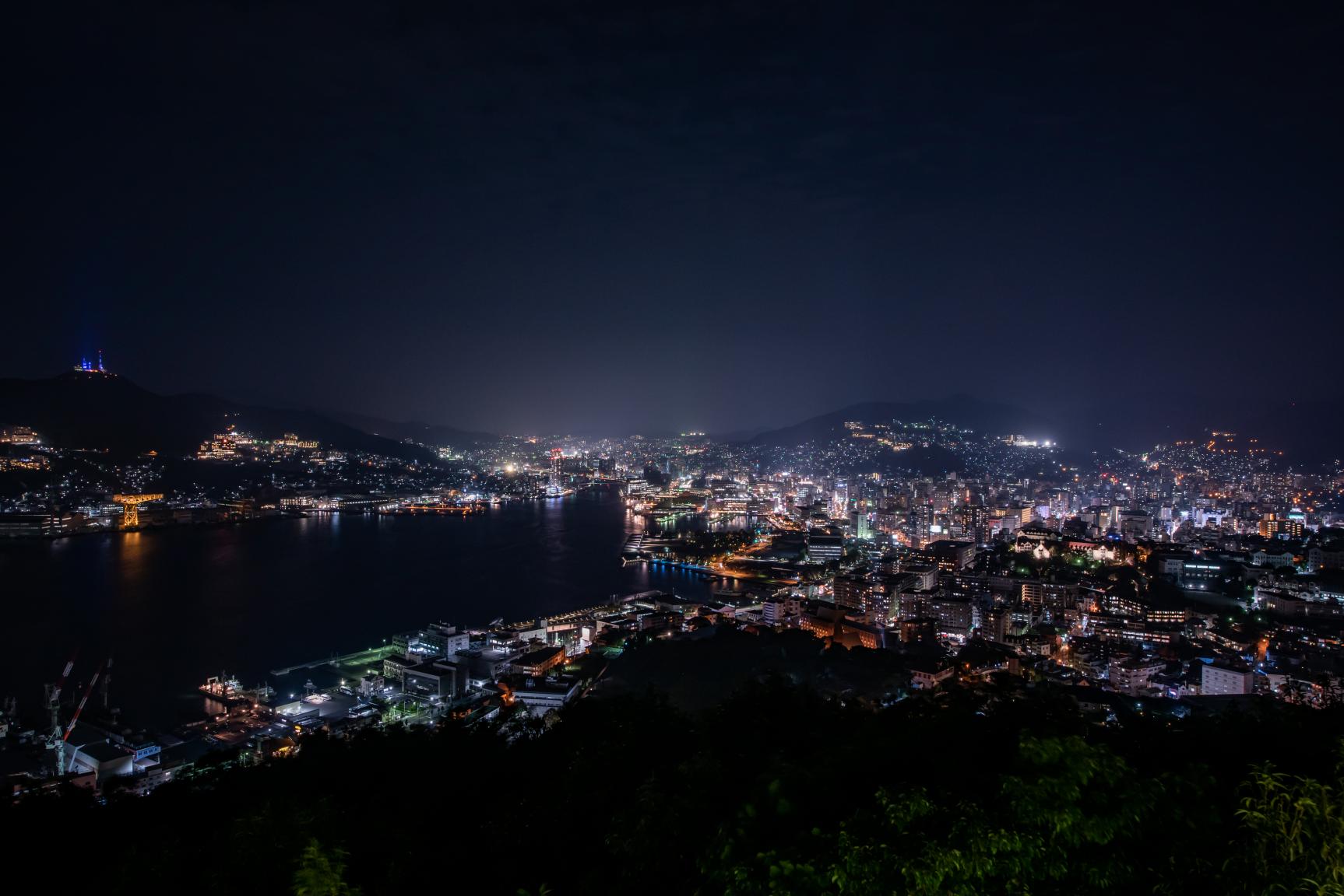 静かに夜景を楽しめる「鍋冠山公園」-0