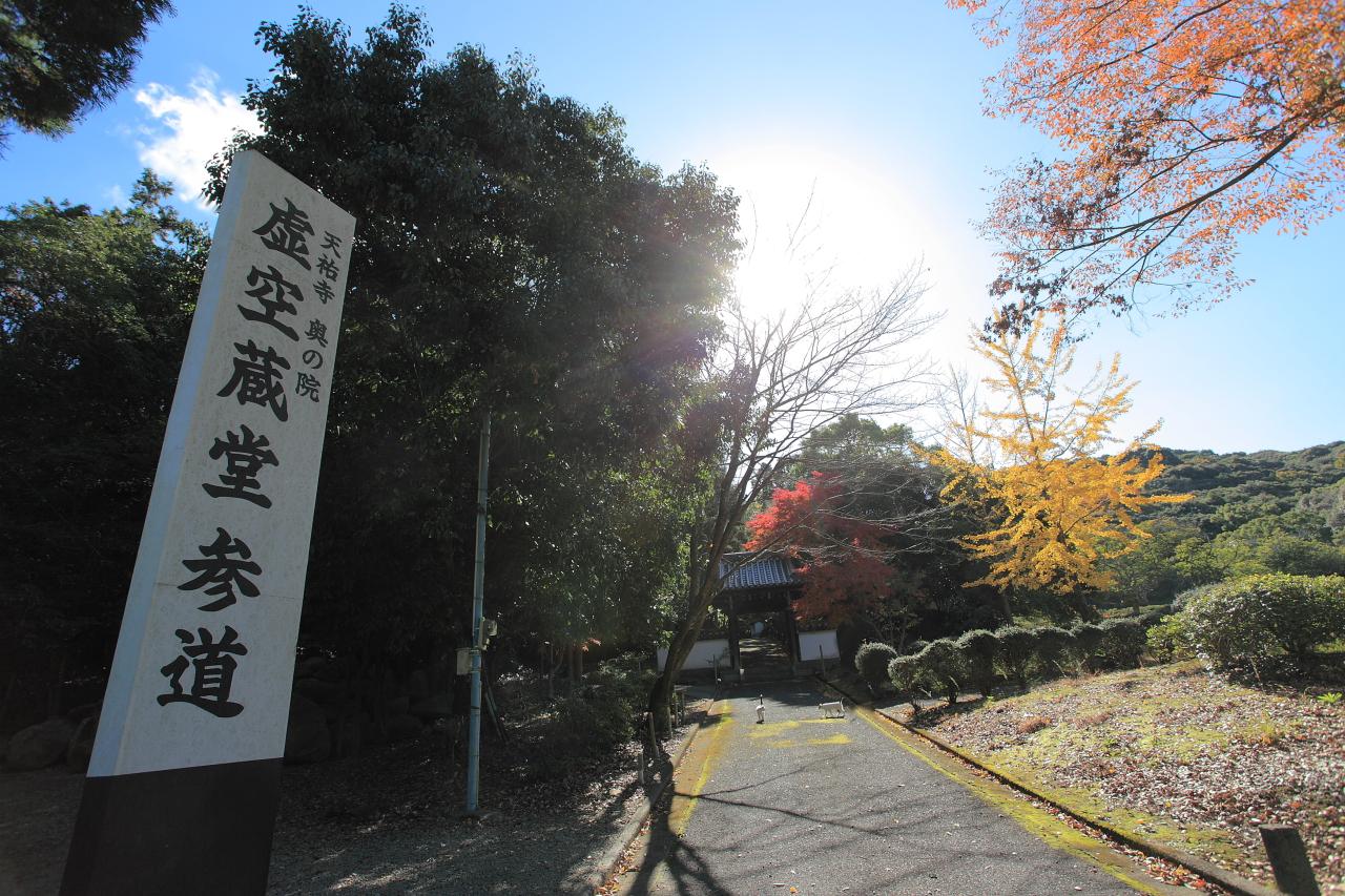 静寂感漂う荘厳なパワースポット「奥の院」-2