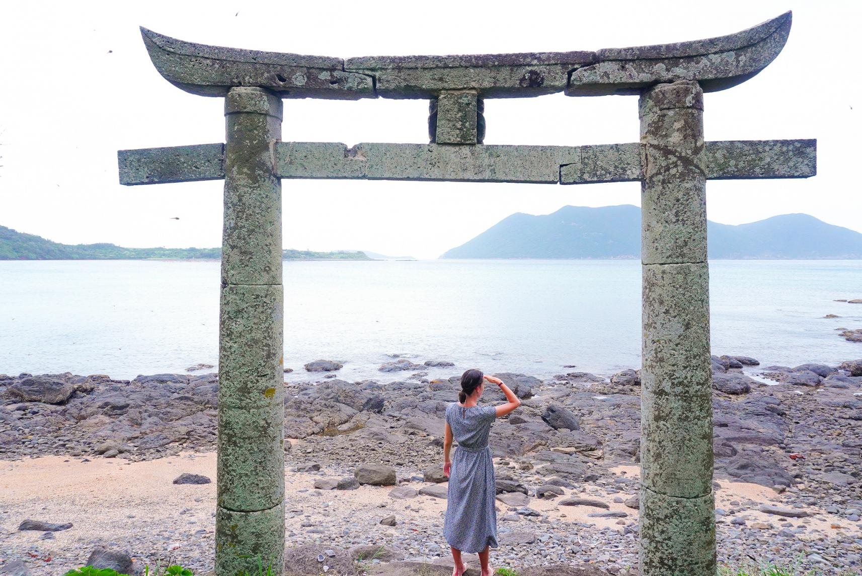 野崎島に繋がる神社「地ノ神島神社」-0