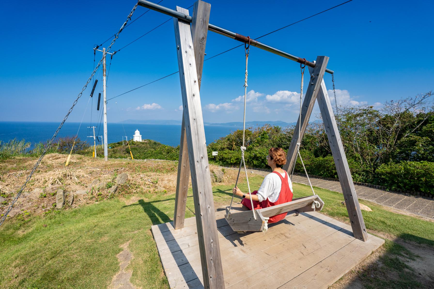 長崎県の絶景ブランコ#01 伊王島灯台公園-2