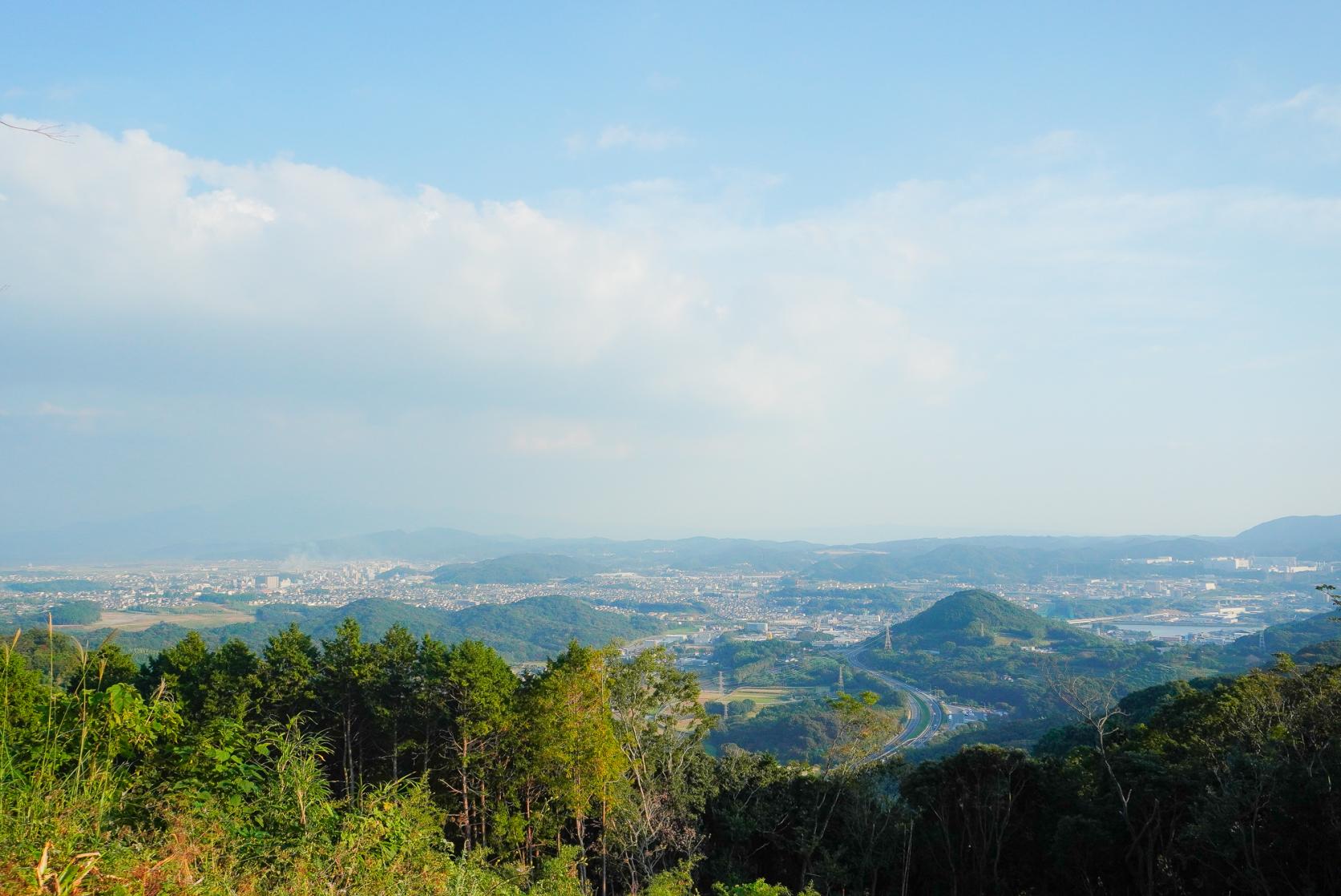 昼間・夕陽・夜景と変化する景色を楽しめる展望所・日岳公園-1