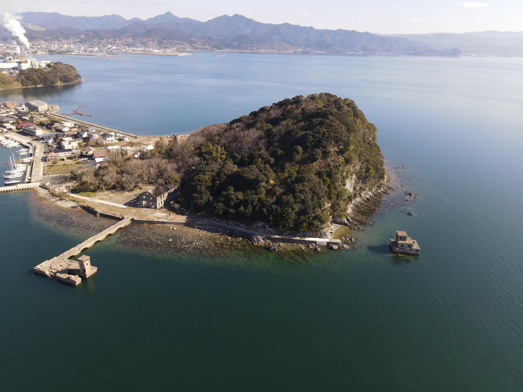 海に浮かぶ建物は？-0