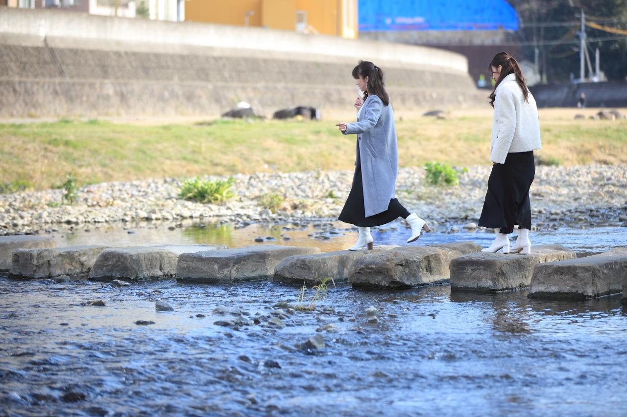 川の飛び石は、神社へと続く参道-2