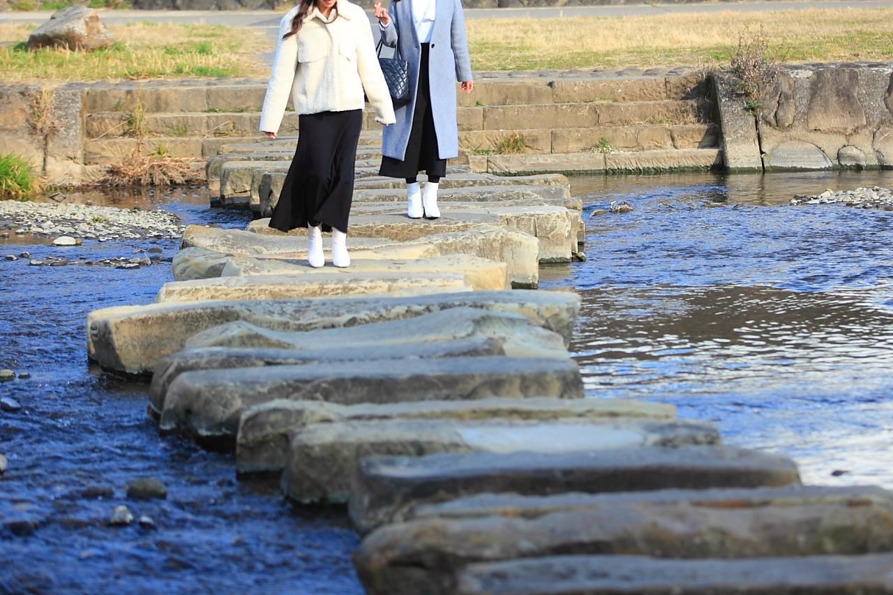 川の飛び石は、神社へと続く参道-0