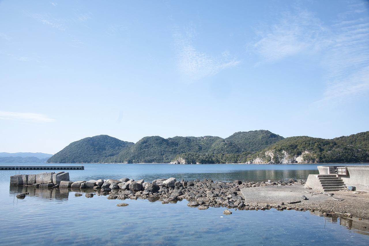 干潮時に海岸沿いを徒歩で向かいます。-1