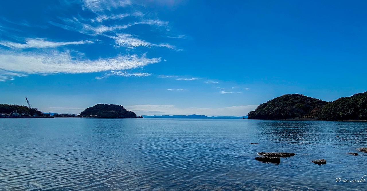 鳥居を目指して海岸沿いをひたすら歩きましょう-1