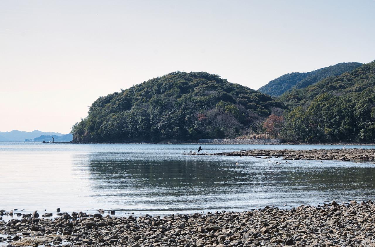 鳥居を目指して海岸沿いをひたすら歩きましょう-0