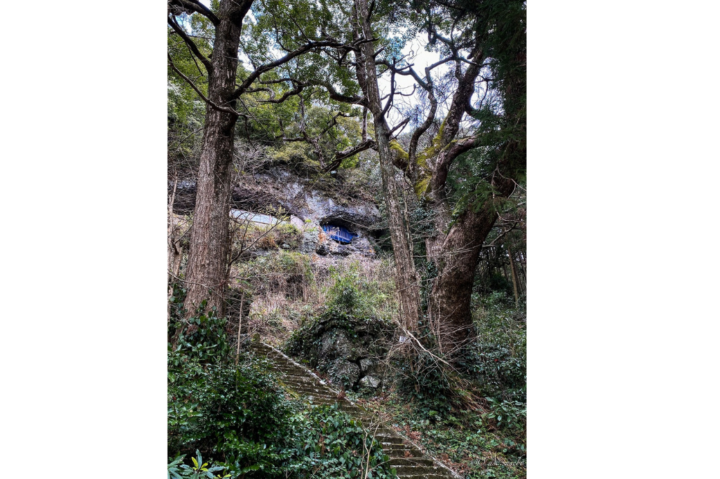 岩をくり貫いて築かれたまさに「岩屋」の神社-0