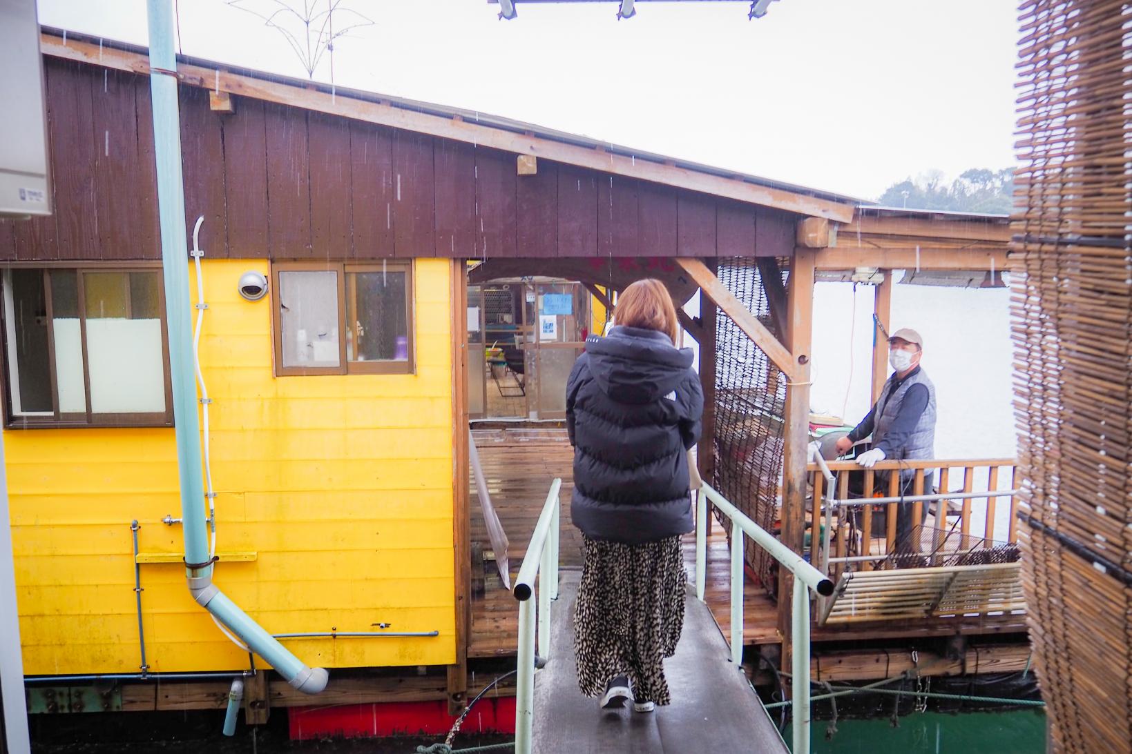 コスパ最高‼️佐世保市針尾町にある「海上カキ小屋」で舌鼓★-1