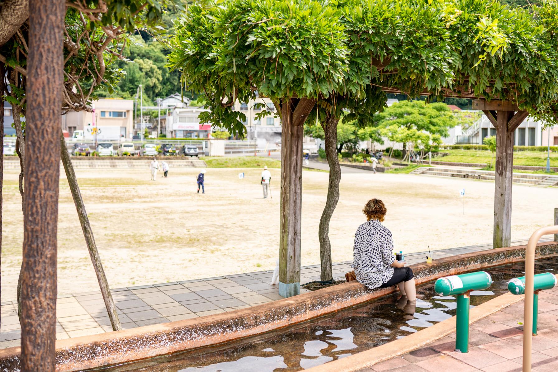 小浜温泉街の無料足湯でリラックス。ペットも入れる♪-1