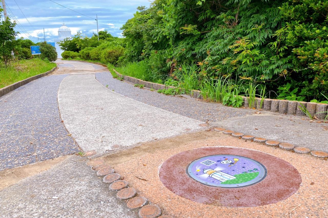 【#06 伊王島灯台】夜の灯台でほうきに乗って飛ぶさるくちゃん-0