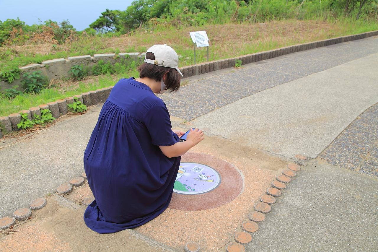 【#06 伊王島灯台】夜の灯台でほうきに乗って飛ぶさるくちゃん-1