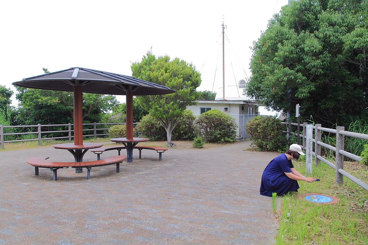 【 #08 真鼻台場跡地】フェートン号を背景に、長崎奉行の格好をしたさるくちゃん-0