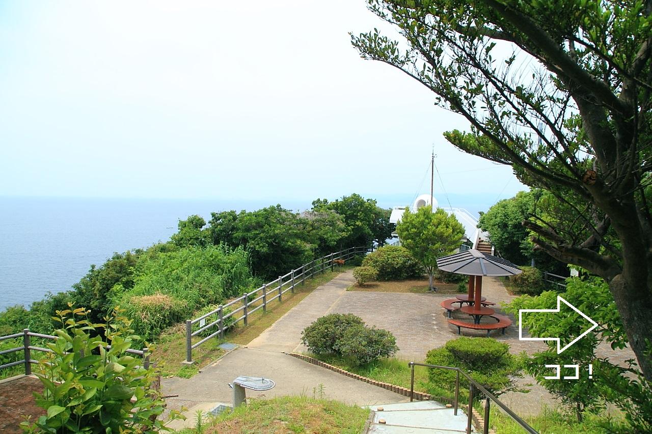 【 #08 真鼻台場跡地】フェートン号を背景に、長崎奉行の格好をしたさるくちゃん-1