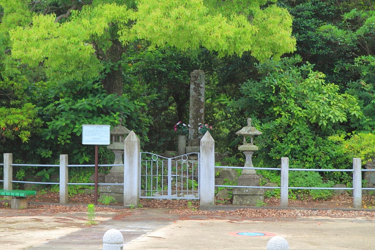 【墓碑・歌碑】並んで建つ俊寛僧都の墓碑と北原白秋の歌碑-0