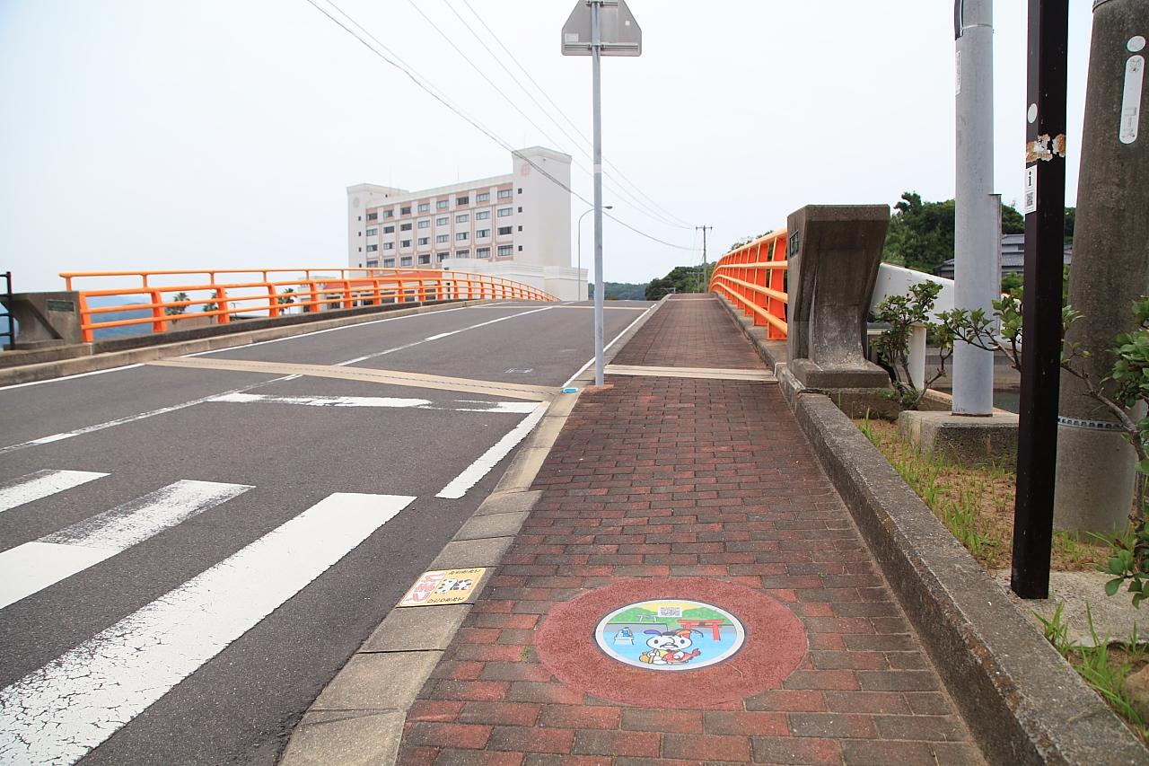 【#14 竜宮社】二つの鳥居を背景に、恵比寿様に扮したさるくちゃん-0