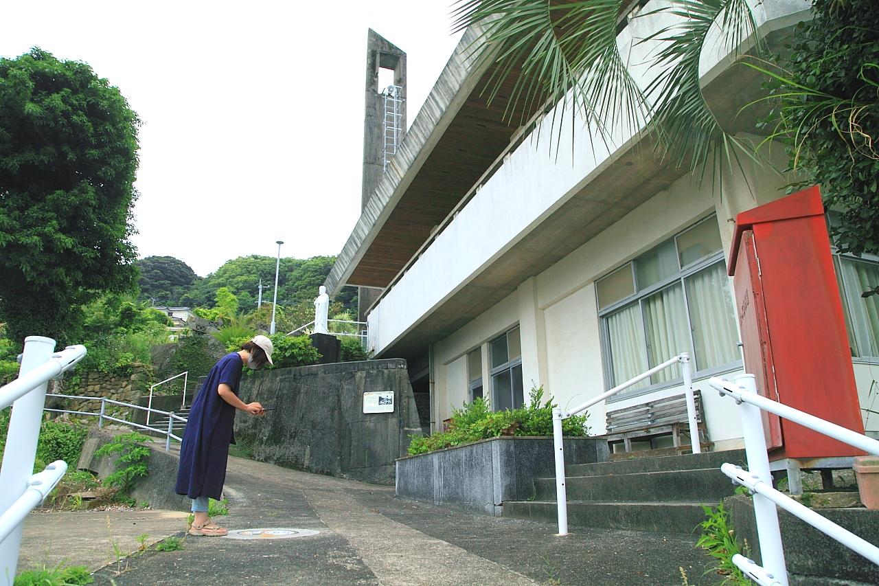 【#16 大明寺教会】美しいゴシック風のアーチ型天井に囲まれるさるくちゃん-0